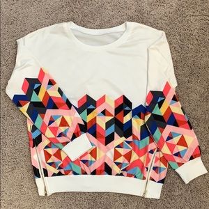 Geometric print lightweight sweatshirt.